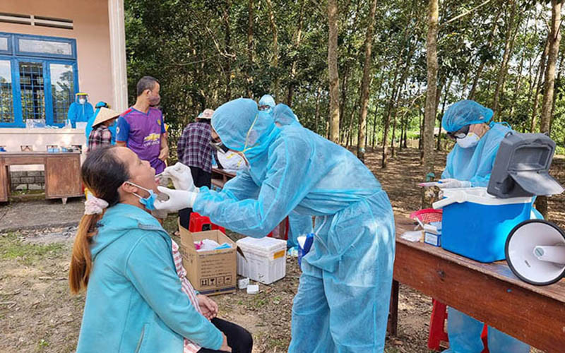 Lấy mẫu xét nghiệm cho người dân thôn Phú Hòa, xã Mỹ Đức, huyện Đạ Tẻh.