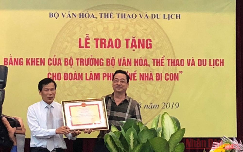NSND Hoàng Dũng nhận bằng khen của Bộ Văn hóa, Thể thao và Du lịch cùng đoàn làm phim "Về nhà đi con".