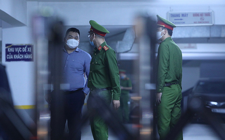 Lực lượng chức năng khám xét trụ sở Công ty Cổ phần Chứng khoán Trí Việt.