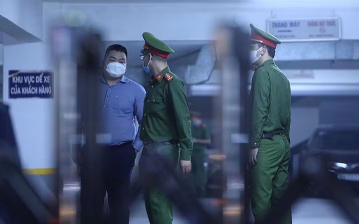 Lực lượng chức năng khám xét trụ sở Công ty Cổ phần Chứng khoán Trí Việt.