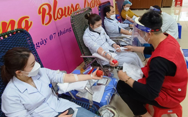 Cán bộ, nhân viên y tế Bệnh viện Đa khoa tỉnh Thanh Hóa hiến máu tình nguyện.
