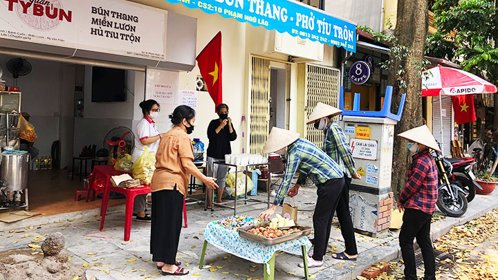 Người lao động tự do nhận cơm từ thiện.
