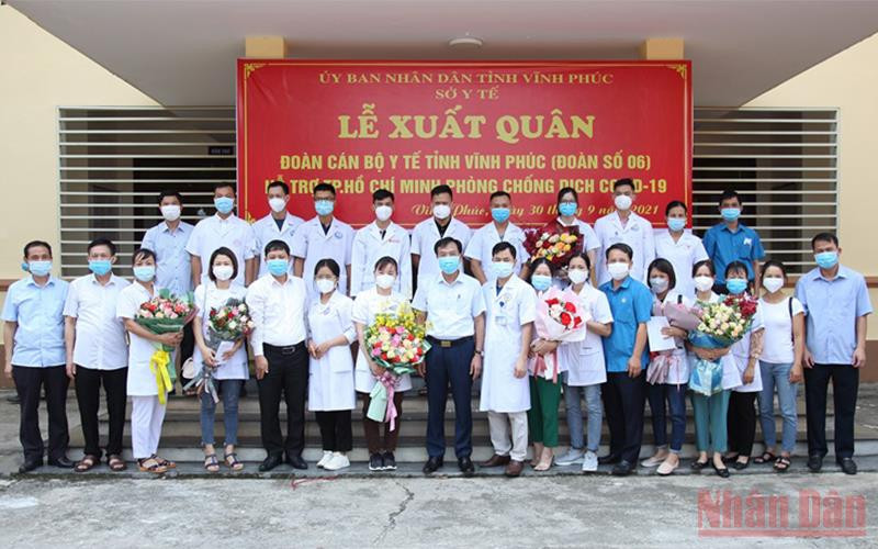  Lãnh đạo Sở Y tế tiễn đoàn công tác. (Ảnh: Dương Chung)