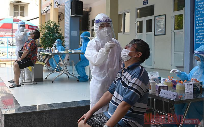 Lấy mẫu xét nghiệm Covid-19 tại khu vực có nguy cơ cao trên địa bàn quận Hai Bà Trưng. (Ảnh: DUY LINH)