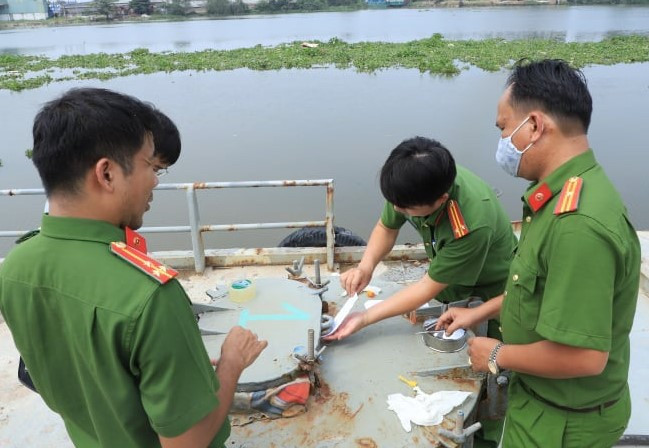 Lực lược công an kiểm tra một bồn xăng trong chuyên án.