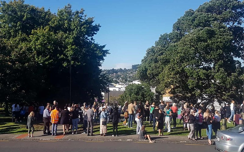 Người dân di chuyển đến khu vực cao ráo tại TP Whangarei, đảo Bắc. (Ảnh: AP)