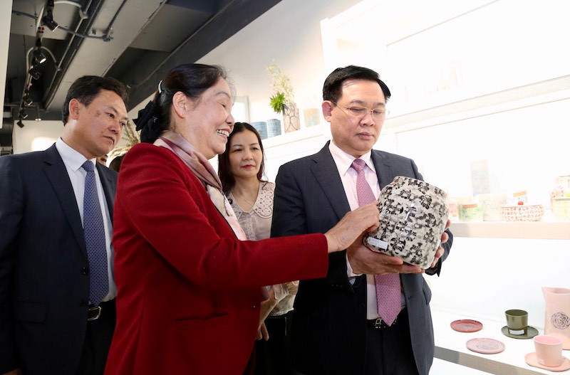 Bí thư Thành uỷ Vương Đình Huệ thăm cơ sở sản xuất kinh doanh tại làng nghề gốm sứ Bát Tràng. Ảnh: DUY LINH