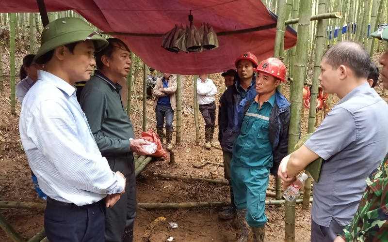 Các đồng chí Thường trực UBND tỉnh Cao Bằng kiểm tra, chỉ đạo công tác tìm kiếm, cứu nạn tại hiện trường.