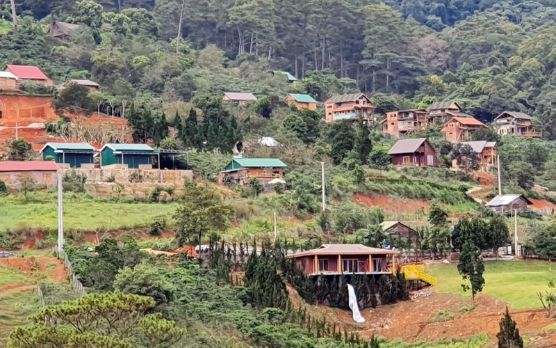 “Làng biệt thự” xây dựng trái phép trên đất lâm nghiệp.