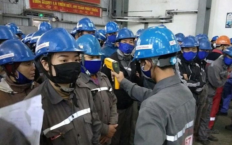 Đo thân nhiện cho công nhân lao động hằng ngày tại Công ty TNHH Gang Thép Hưng nghiệp Formosa Hà Tĩnh.