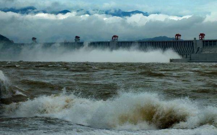 Đập Tam Hiệp xả lũ. (Ảnh: Tân Hoa xã)