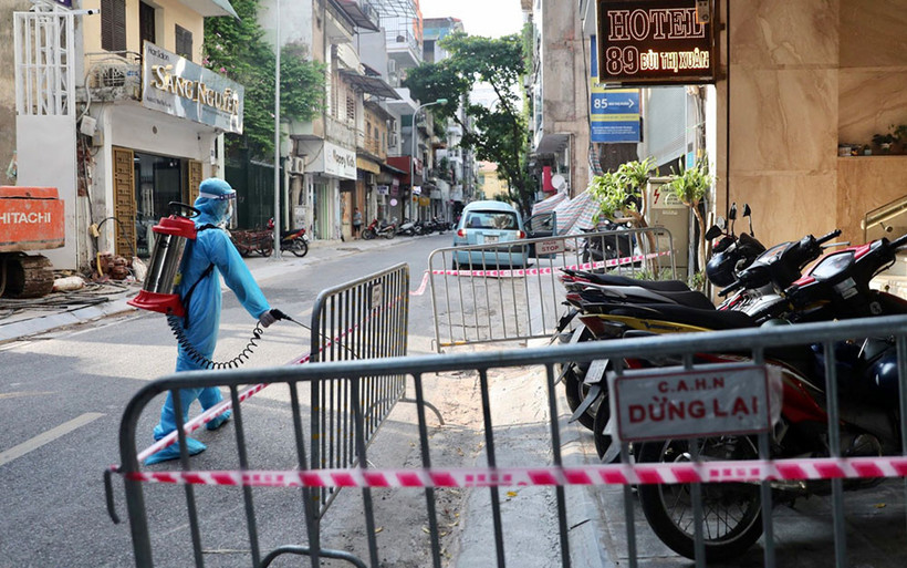 Phun khử khuẩn một khu vực cách ly ở Hà Nội. Ảnh: DUY LINH