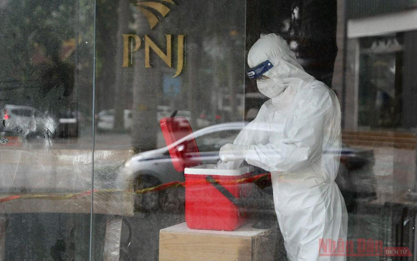 Nhân viên y tế lấy mẫu xét nghiệm tại phường Lê Đại Hành, Hà Nội. Ảnh: DUY LINH