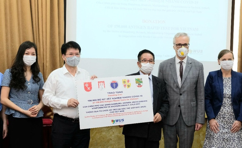 Thứ trưởng Y tế Trương Quốc Cường tiếp nhận 190.000 kit xét nghiệm Covid-19 của Cộng hoà Liên bang Đức. (Ảnh: TRẦN MINH)