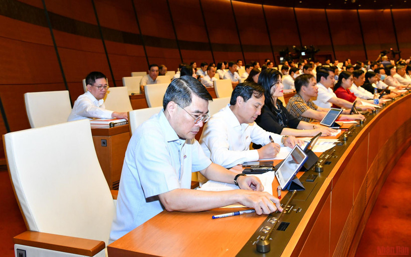 Đại biểu Quốc hội biểu quyết thông qua Nghị quyết thành lập Đoàn giám sát chuyên đề “Việc huy động, quản lý và sử dụng các nguồn lực phục vụ công tác phòng, chống dịch Covid-19; việc thực hiện chính sách, pháp luật về y tế cơ sở, y tế dự phòng”. (Ảnh: LINH NGUYÊN)