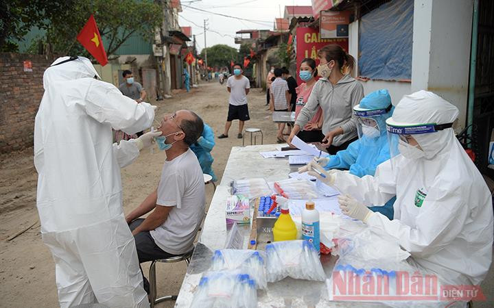 Lấy mẫu xét nghiệm Covid-19 tại huyện Đông Anh, Hà Nội (Ảnh: Duy Linh).