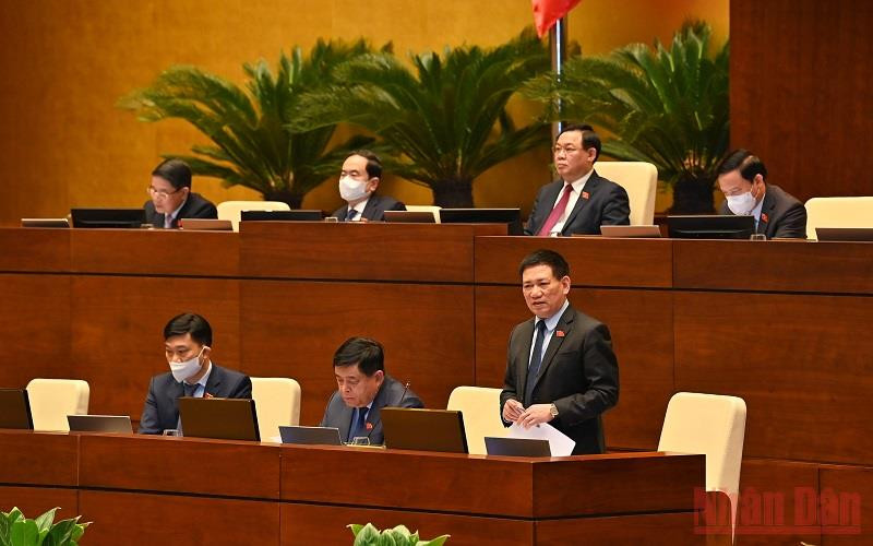 Bộ trưởng Tài chính Hồ Đức Phớc phát biểu giải trình, làm rõ một số vấn đề đại biểu Quốc hội nêu trong phiên thảo luận chiều 9/11. (Ảnh: LINH NGUYÊN)