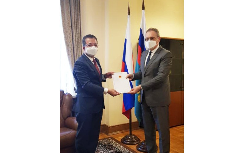 Đại sứ Việt Nam tại LB Nga Đặng Minh Khôi (bên trái) trình bản sao Quốc thư tới Thứ trưởng Ngoại giao Nga I. Morgulov.