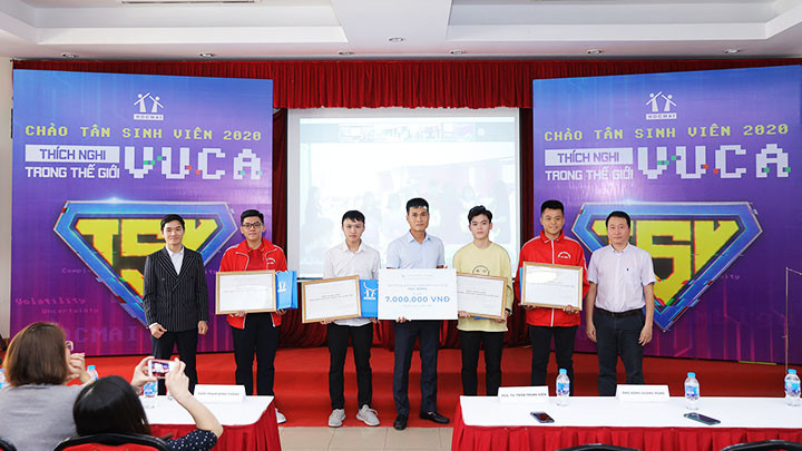 Bên cạnh những lời khuyên từ các diễn giả, Ban tổ chức còn tặng học bổng cho các tân sinh viên xuất sắc tại điểm cầu Đại học Bách khoa Hà Nội.