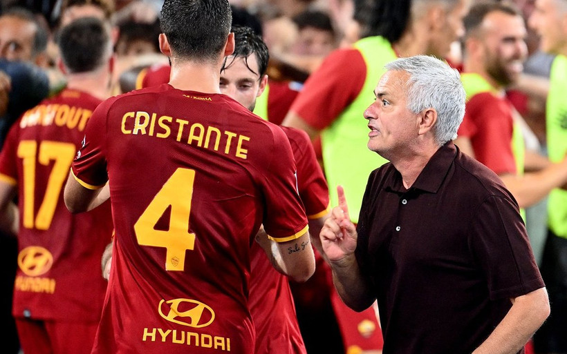 Mourinho đánh dấu cột mốc đáng nhớ trong sự nghiệp cầm quân. (Ảnh: AS Roma)
