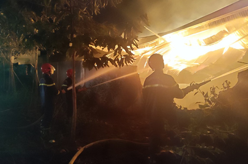 Lực lượng chức năng tiến hành dập lửa.