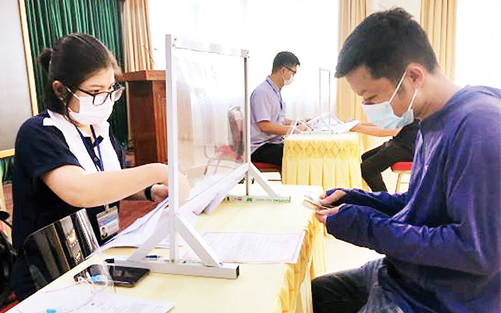 Người lao động ở quận Hoàn Kiếm nhận tiền từ gói hỗ trợ 26 nghìn tỷ đồng. (Ảnh: Thủy Trúc)