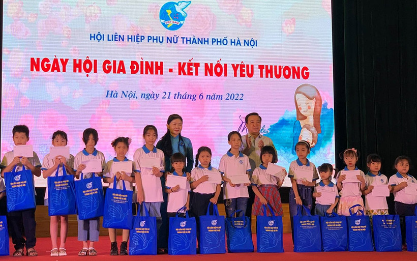 Trao quà tặng các trẻ em có hoàn cảnh khó khăn.