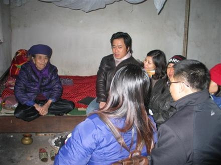 Bà Hoàng Thị Hậu ngồi nghe các cặp đôi đến kể bệnh để bốc thuốc.