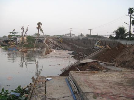 Cầu Trà Niền trên tuyến tỉnh lộ 923 sạt lở đã gần hai năm nhưng đến nay vẫn chưa khắc phục xong.