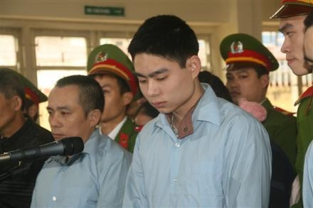 Xét xử Lê Văn Luyện: "Nóng" cả trong lẫn ngoài phòng xử