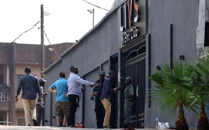 Bên ngoài hộp đêm Liv’s ở Yaounde, Cameroon, nơi vừa xảy ra vụ hỏa hoạn kinh hoàng. (Ảnh: Getty Images)