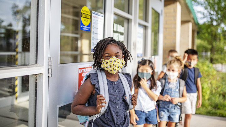 Các biện pháp phòng dịch như đeo khẩu trang cũng khiến hệ miễn dịch nhạy cảm hơn với virus. Ảnh: GETTY