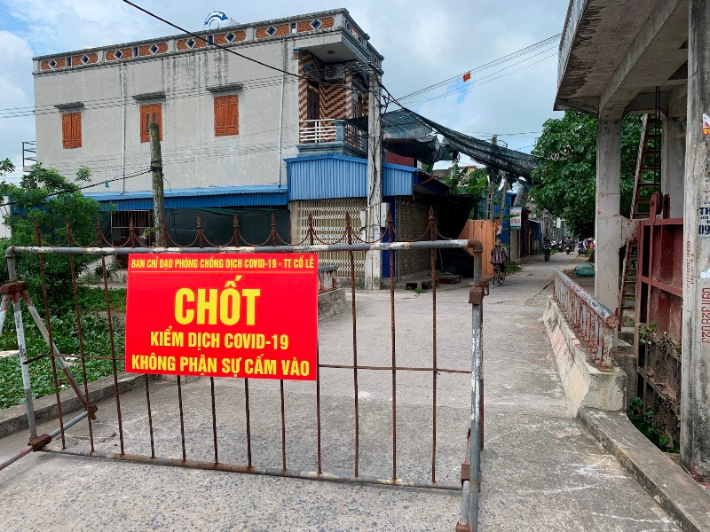 Lập chốt phong tỏa tại xóm Trại, thuộc tổ dân phố Tây Kênh, thị trấn Cổ Lễ, huyện Trực Ninh (Nam Định).