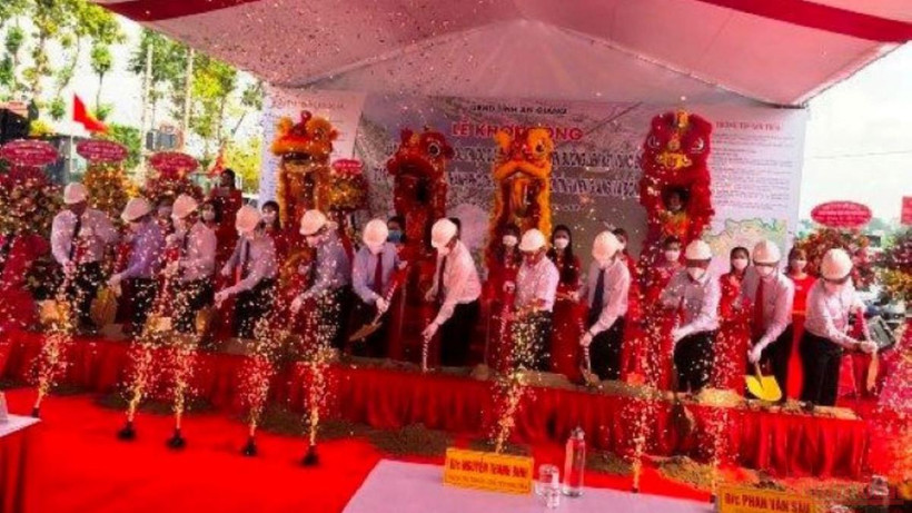 Quang cảnh buổi khởi công.