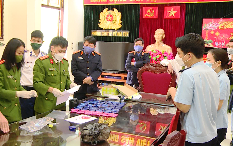 Đại diện các cơ quan chức năng kiểm tra tang vật vụ án.