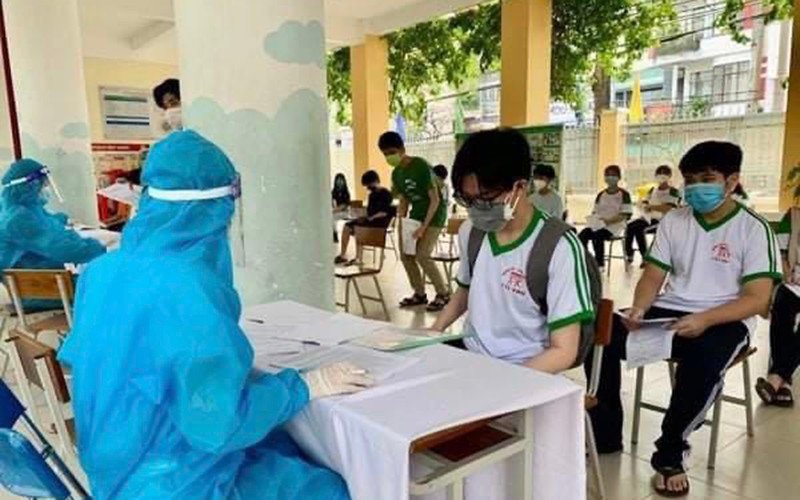 Khám sàng lòng trước khi tiêm vaccine cho trẻ từ 12-17 tuổi tại phường Hưng Thạnh, quận Cái Răng, TP Cần Thơ.