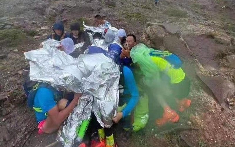 Nhiều người không thể tự leo xuống núi đã tụm lại thành nhóm để giữ thân nhiệt trong lúc chờ cứu hộ.