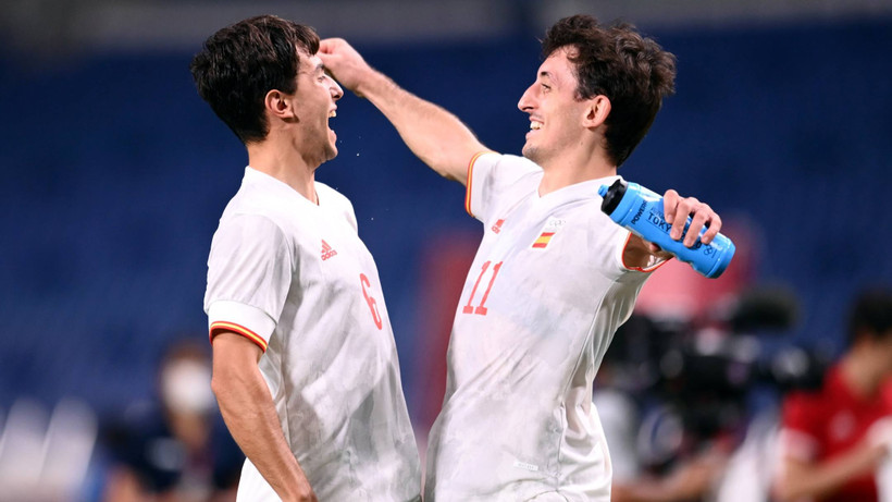 Các thành viên tuyển Olympic Tây Ban Nha ăn mừng sau chiến thắng nghẹt thở. (Ảnh: Reuters)