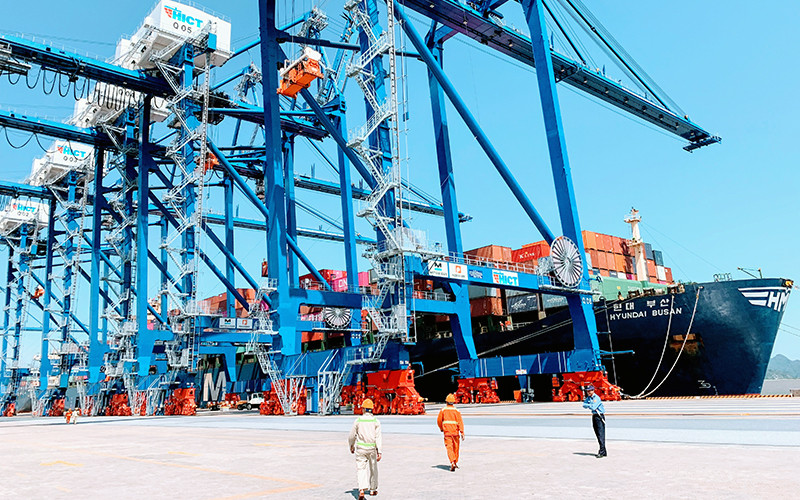 Xếp dỡ hàng hóa tại cảng Lạch Huyện (Hải Phòng). Ảnh: QUANG DŨNG