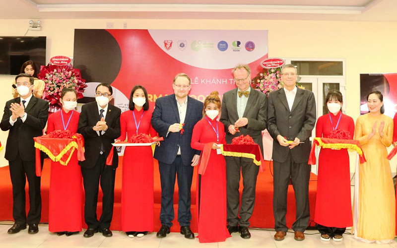 Lãnh đạo Đại học Huế, Viện Goethe-Cơ quan trao đổi Hàn lâm Đức và các đơn vị cắt băng khánh thành Không gian ngôn ngữ và văn hóa Đức tại Huế.