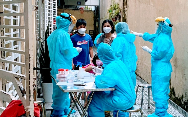 Lấy mẫu xét nghiệm Covid-19 cho trẻ em.