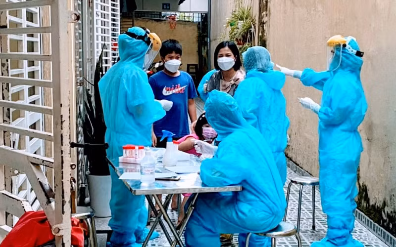 Lấy mẫu xét nghiệm Covid-19 cho trẻ em.