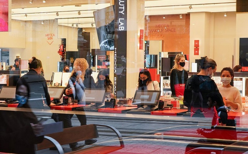 Các cửa hàng ở Sydney mở cửa trở lại cho khách hàng đã tiêm phòng Covid-19 sau nhiều tháng áp dụng các biện pháp phòng dịch nghiêm ngặt. (Ảnh: Reuters)