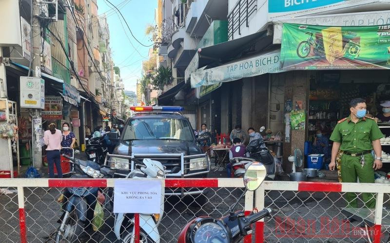 Lực lượng chức năng phong tỏa con hẻm tại TP Hồ Chí Minh - nơi có ca nghi mắc Covid-19.