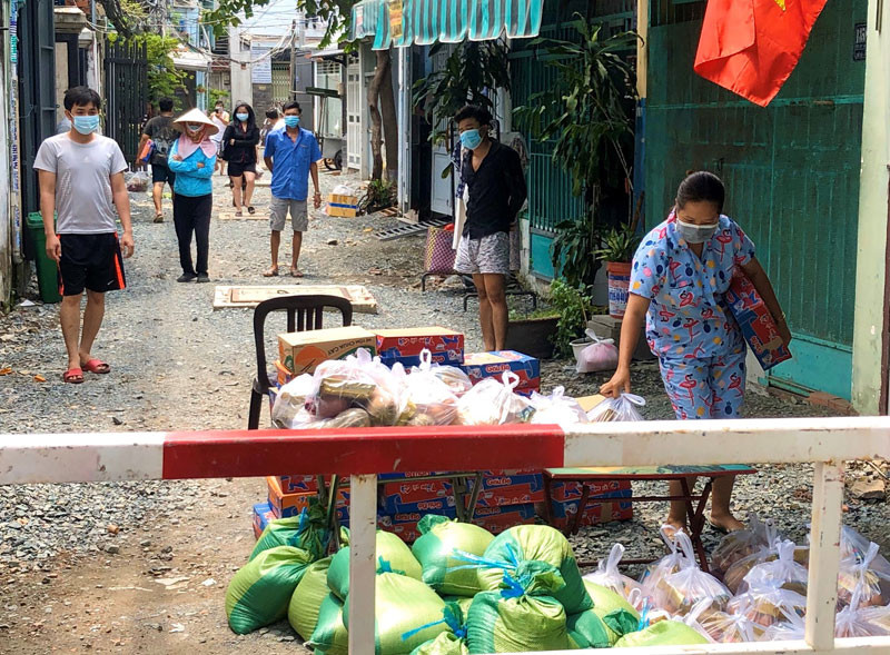 Người dân quận Gò Vấp trong khu cách ly nhận nhu yếu phẩm từ gian hàng 0 đồng, trong thời gian giãn cách xã hội.