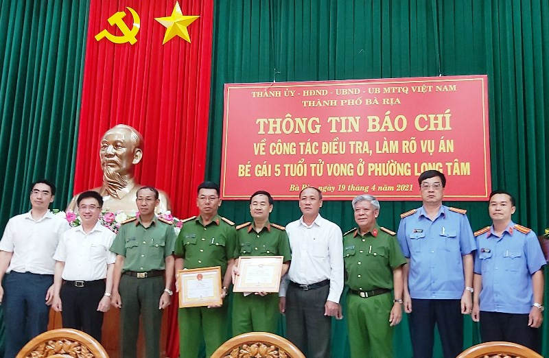 Khen thưởng các lực lượng tham gia phá án.