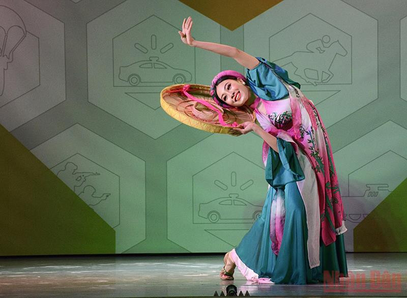 Tiết mục thi múa của Thiếu úy Nguyễn Thu Thùy tại Army Games 2021. Ảnh: ĐÌNH HÙNG