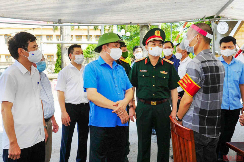 Bí thư Thành ủy Đinh Tiến Dũng kiểm tra công tác phòng, chống dịch tại huyện Quốc Oai. (Ảnh: DUY LINH)