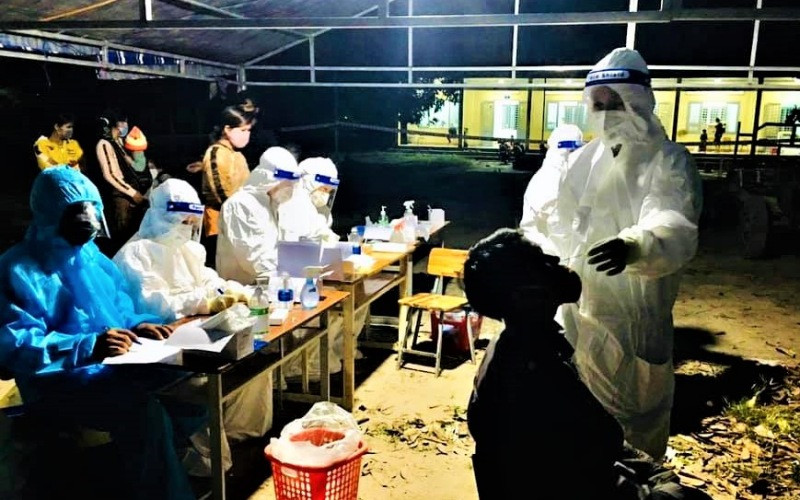 Ngành Y tế Đắk Lắk ngày/đêm lấy mẫu test nhanh kháng nguyên SARS-CoV-2 cho người dân tại tất các buôn đồng bào DTTS.