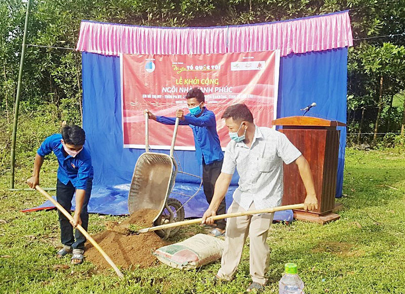 Lễ khởi công công trình “Ngôi nhà hạnh phúc” tặng em Hồ Thị My, học sinh lớp 3A Trường tiểu học Tà Long (xã Tà Long, huyện Đa Krông, tỉnh Quảng Trị).